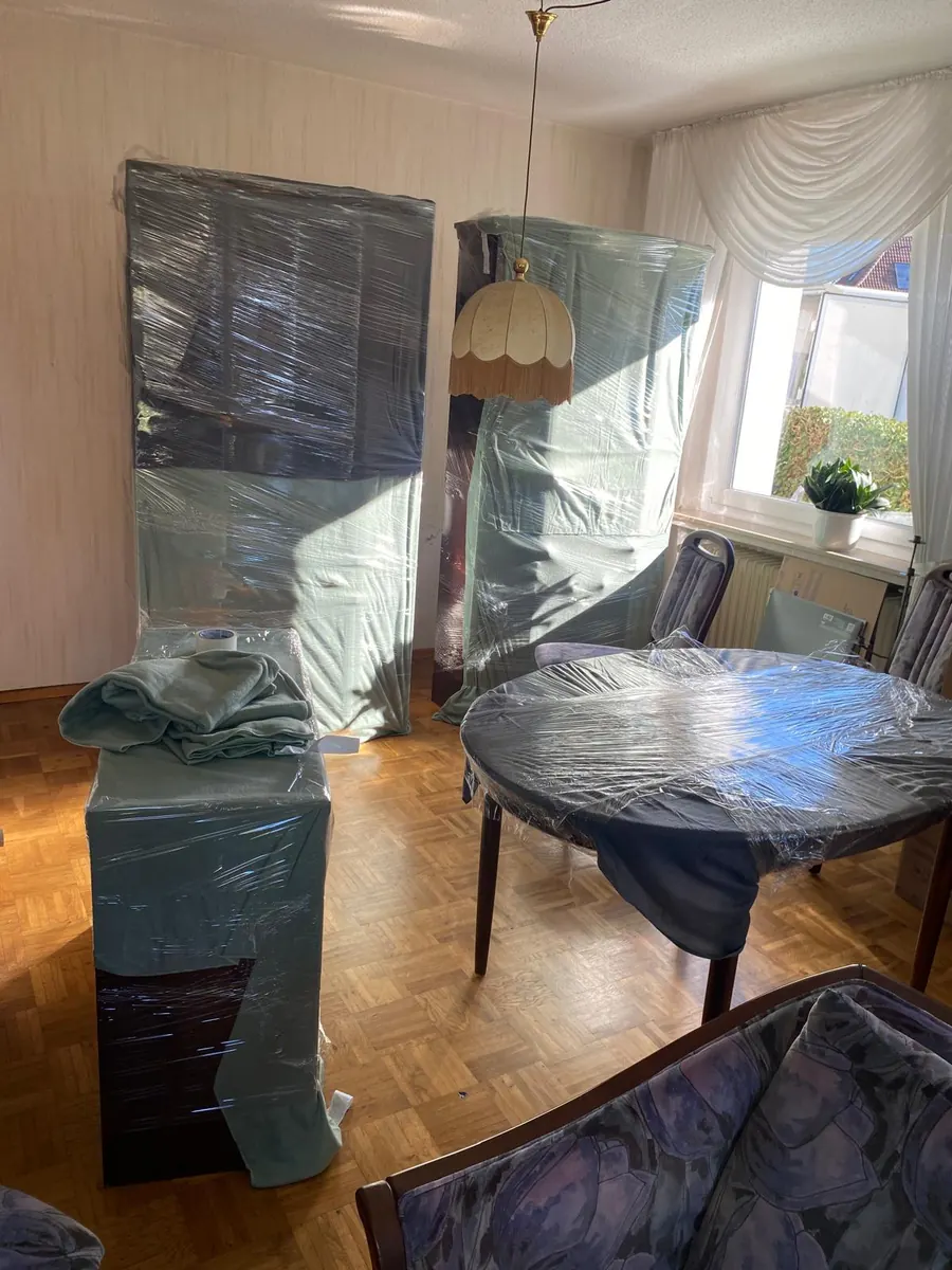 Jedes Möbel in Decken, jede Kante in Folie