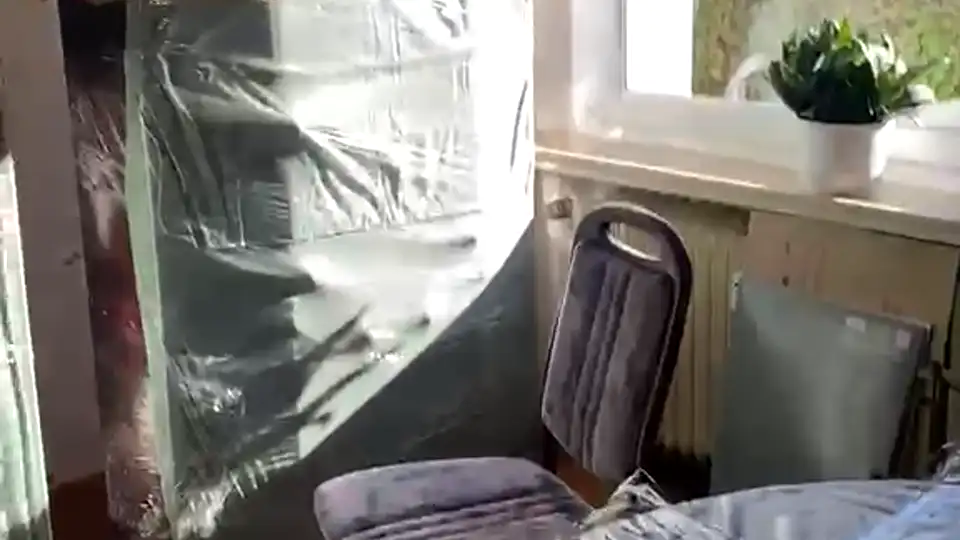 Schrank verpackt in der Wohnung